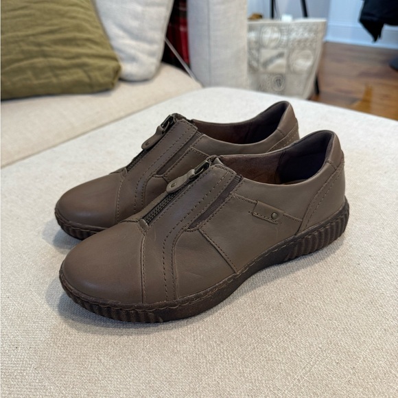 Clarks Magnolia Zip Womens Slip-On, Dark Taupe Leather, Sz 7W, NWB - Picture 2 of 11